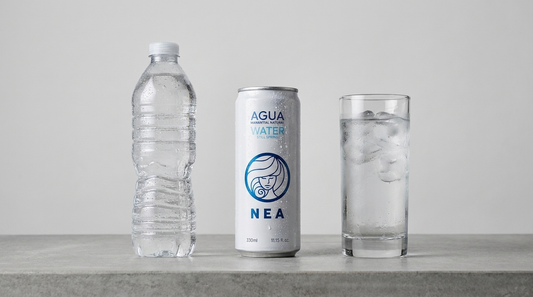 Comparativa de envases: botella plástico, lata NEA y vaso de agua del grifo