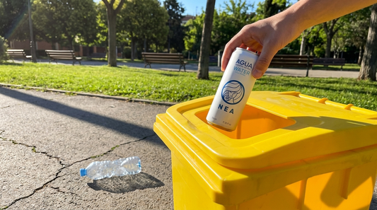 NEA Dose Recycling — Hand wirft Dose in Recyclingbehälter