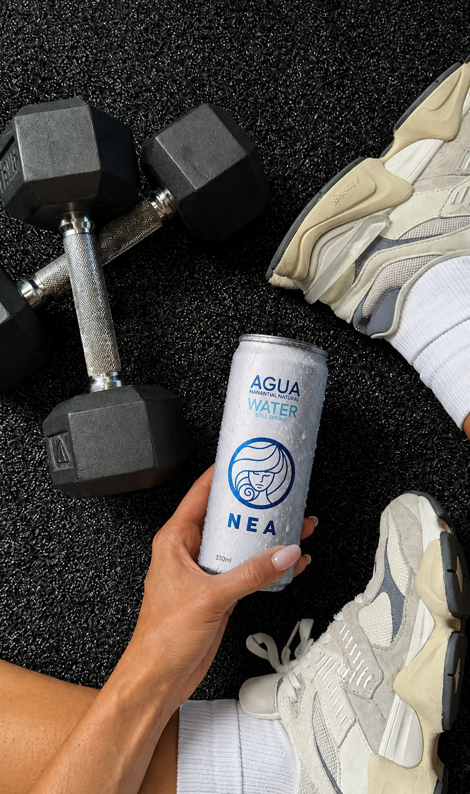 Apilado latas NEA agua de manantial 33cl, solución eco premium para eventos sin plástico